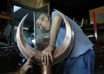 Cami minareleri için yaptığı alemleri yurt dışına satıyor