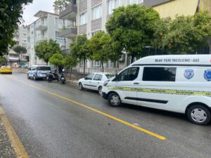 Aydın’ın Efeler ilçesinde çanak anten tamiri için apartmanın çatısına çıkan