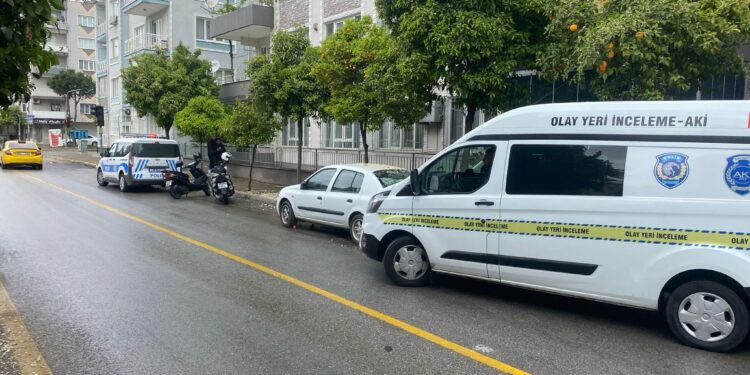 Çanak anten tamiri için çıktığı çatıdan düşüp öldü