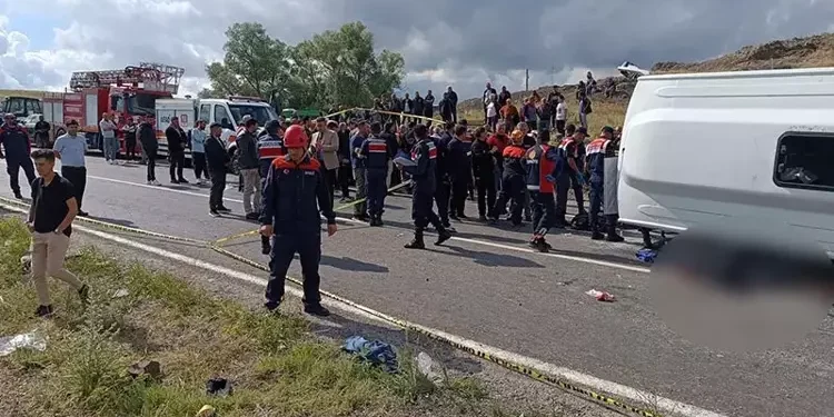 Cenazeden dönenleri taşıyan midibüs yan yattı; 2 ölü, 15 yaralı