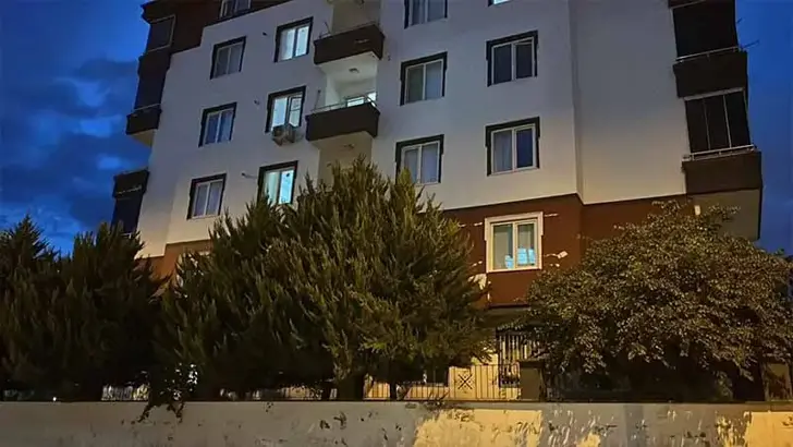 Çift ve 6 yaşındaki oğulları 2’nci kattan düştü Gaziantep’in Şahinbey İlçesi'nde Sakine Y., eşi Murat Y. ile 6