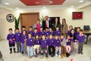 Anaokulu öğrencilerini belediyede ağırladı  