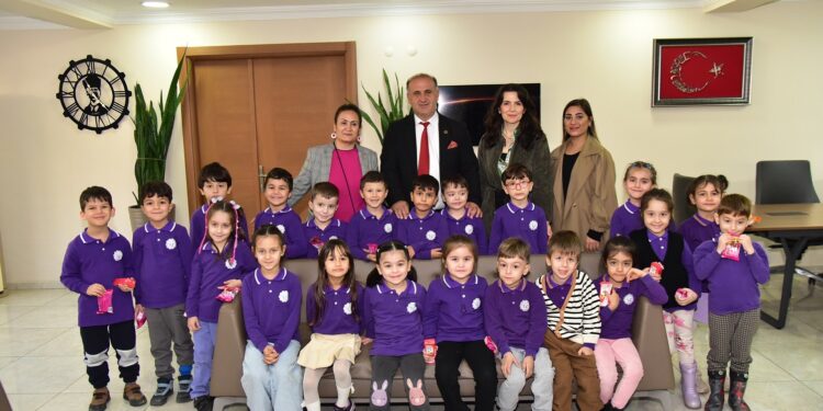 Anaokulu öğrencilerini belediyede ağırladı  