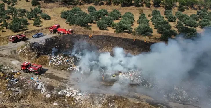 Çöplükte başlayıp, ormana sıçrayan yangın söndürüldü