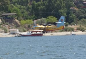 Aydın‘ın Didim ilçesinde yangın söndürme uçağı makilikte çıkan orman yangınına