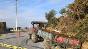 Aydın’ın Yenipazar ilçesinde 2,5 yaşındaki Muhittin Sarıkaya, dedesinin kullandığı traktör