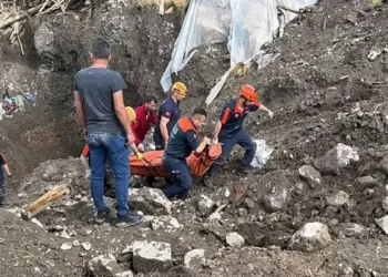 Define ararken kazdıkları tünel çöktü; 1 ölü