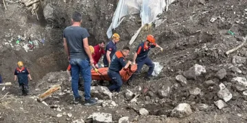 Define ararken kazdıkları tünel çöktü; 1 ölü