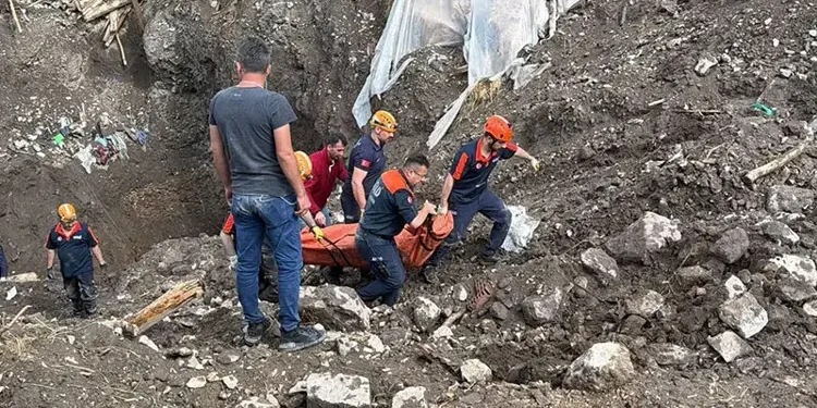 Define ararken kazdıkları tünel çöktü; 1 ölü