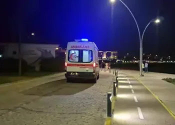 Denize düşen arkadaşını kurtarmak isterken boğuldu