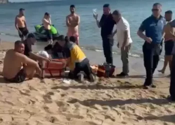 Denize giren 2 kardeşten biri boğuldu