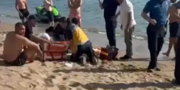 Denize giren 2 kardeşten biri boğuldu