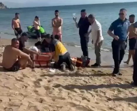 Denize giren 2 kardeşten biri boğuldu