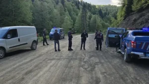 Dere kenarında bıçaklanarak öldürülmüş erkek cesedi bulundu