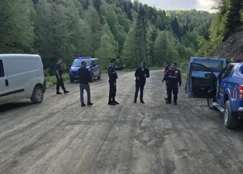 Dere kenarında bıçaklanarak öldürülmüş erkek cesedi bulundu