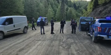 Dere kenarında bıçaklanarak öldürülmüş erkek cesedi bulundu
