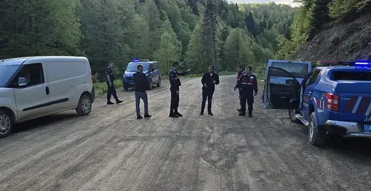 Dere kenarında bıçaklanarak öldürülmüş erkek cesedi bulundu