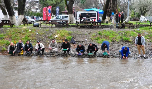 Dere yatağında ortaya çıkıyor, tasını kapan avuç avuç topluyor (2)