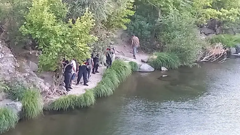 Derede akıntıya kapılan genç öldü Manisa'nın Yunusemre ilçesinde, serinlemek için dereye giren İbrahim Karabaş (16), boğularak hayatını