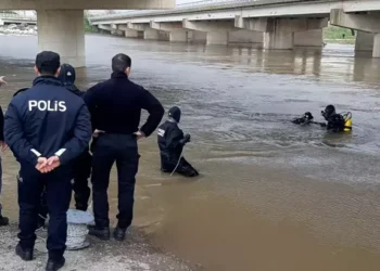Dereden geçerken aracı suya gömülen sürücü öldü