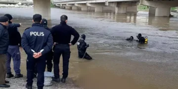 Dereden geçerken aracı suya gömülen sürücü öldü