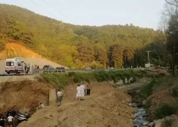 Dereye devrilen otomobildeki baba ve oğlu öldü