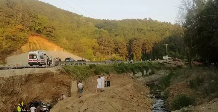 Dereye devrilen otomobildeki baba ve oğlu öldü