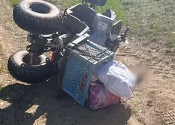 Devrilen ATV’nin altında kalan kalarak can verdi