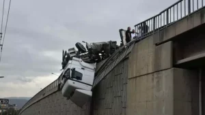 Devrilen TIR'ın kupası viyadükte asılı kaldı Devrilen TIR'ın kupası viyadükte asılı kaldı