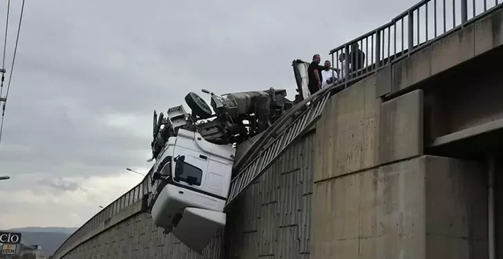 Devrilen TIR'ın kupası viyadükte asılı kaldı