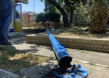 Devrilen aydınlatma direği 2 kişiyi yaraladı