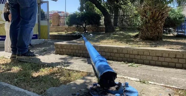 Devrilen aydınlatma direği 2 kişiyi yaraladı