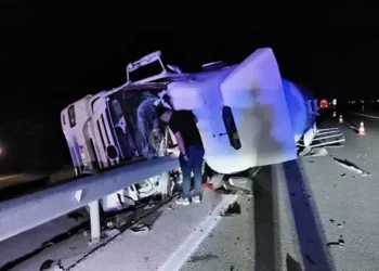 Devrilen tankerin şoförü öldü