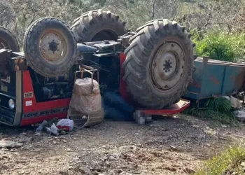 Devrilen traktör aynı aileden 3 kişiye mezar oldu