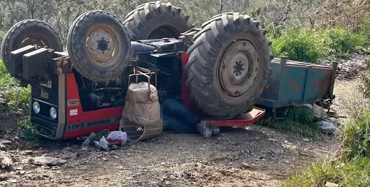 Devrilen traktör aynı aileden 3 kişiye mezar oldu