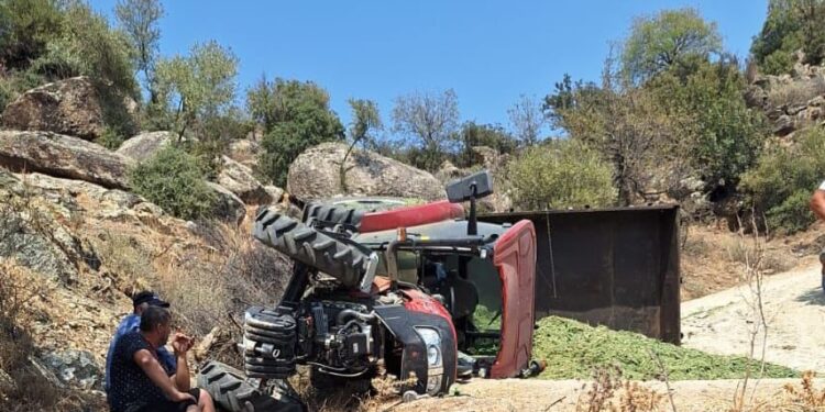 Devrilen traktör sürücüsü hayatını kaybetti