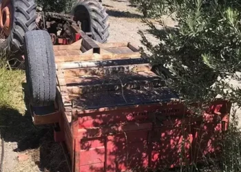 Devrilen traktör sürücüsüne mezar oldu