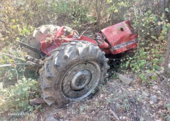 Devrilen traktörün altında kalan çiftçi hayatını kaybetti