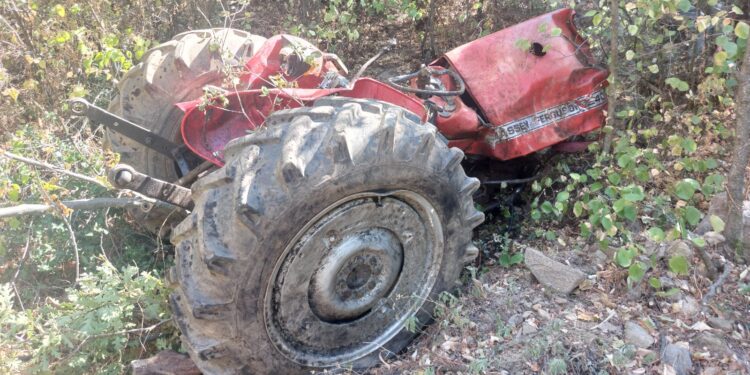 Devrilen traktörün altında kalan çiftçi hayatını kaybetti