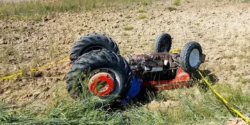 Devrilen traktörün altında kalan çiftçi öldü