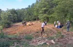 Devrilen traktörün altında kalan sürücü öldü Devrilen traktörün altında kalan sürücü öldü