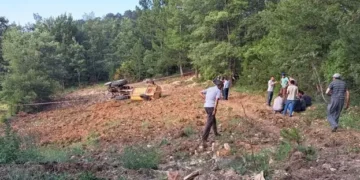 Devrilen traktörün altında kalan sürücü öldü