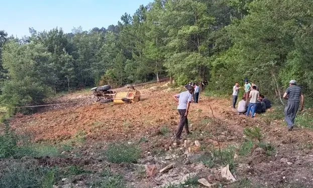 Devrilen traktörün altında kalan sürücü öldü