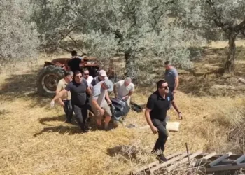 Devrilen traktörün altında kalan sürücü öldü