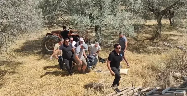 Devrilen traktörün altında kalan sürücü öldü