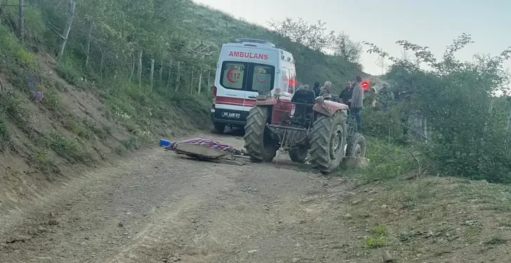 Devrilen traktörün sürücüsü öldü