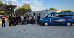 Aydın’ın Didim ilçesinde jandarmanın yaptığı operasyonda 25 kaçak göçmen ve