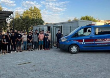 Didim’de 25 kaçak göçmen yakalandı: 1 organizatör tutuklandı