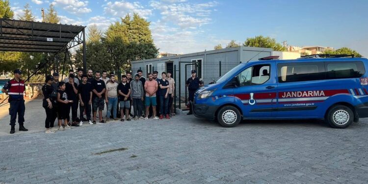 Didim’de 25 kaçak göçmen yakalandı: 1 organizatör tutuklandı