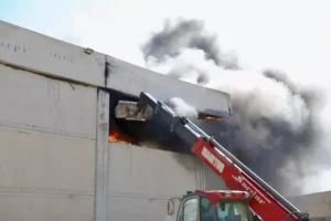 Didim’de inşaat malzemeleri deposunda yangın